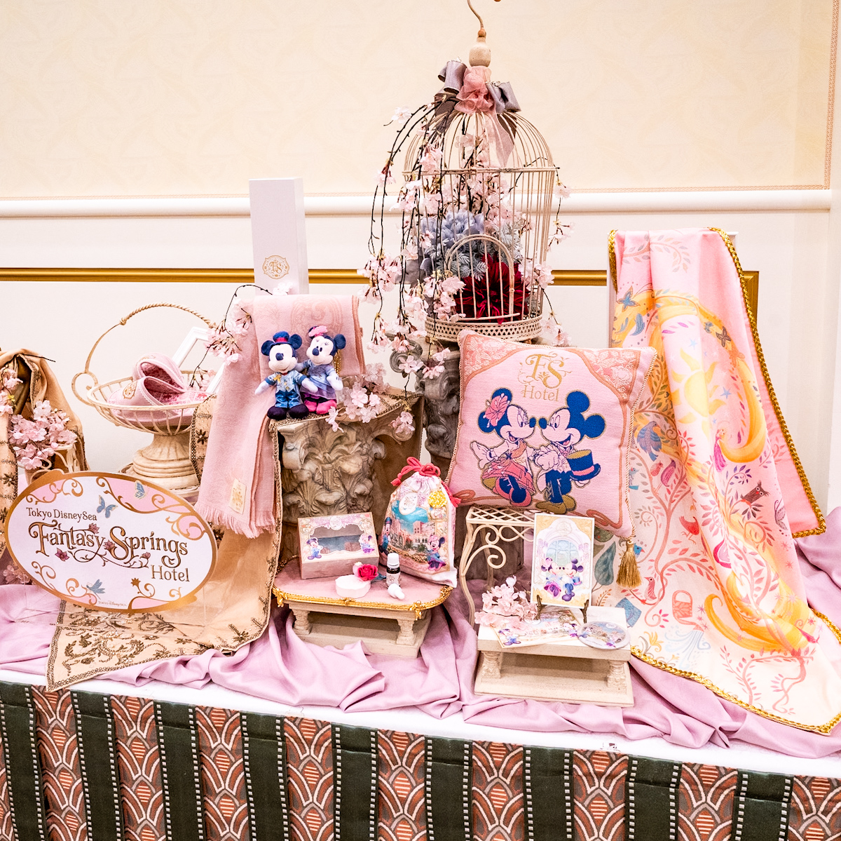客室の壁画をモチーフにしたタペストリーも！東京ディズニーシー