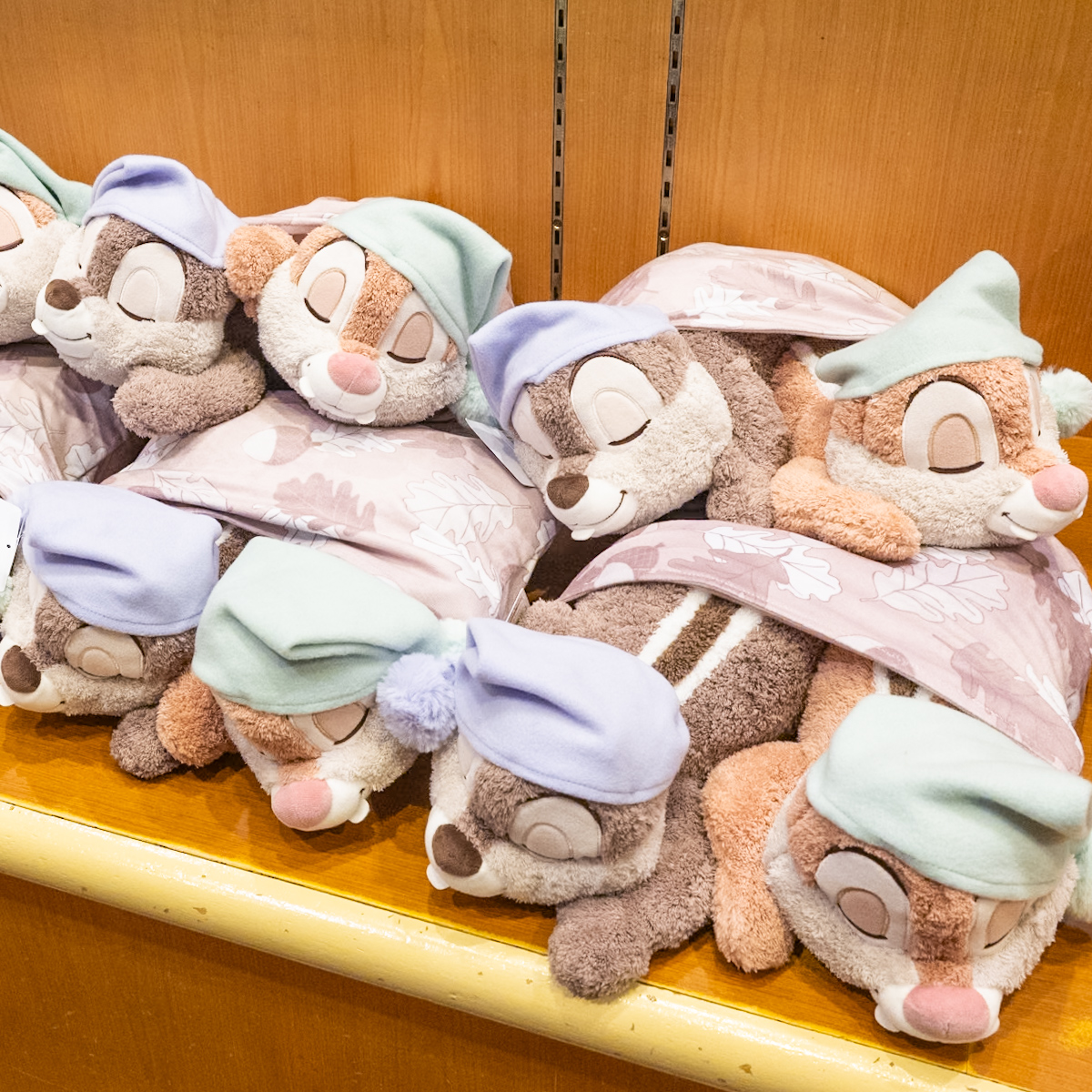 ねんね姿がかわいい！東京ディズニーランド「チップ＆デール」グッズ