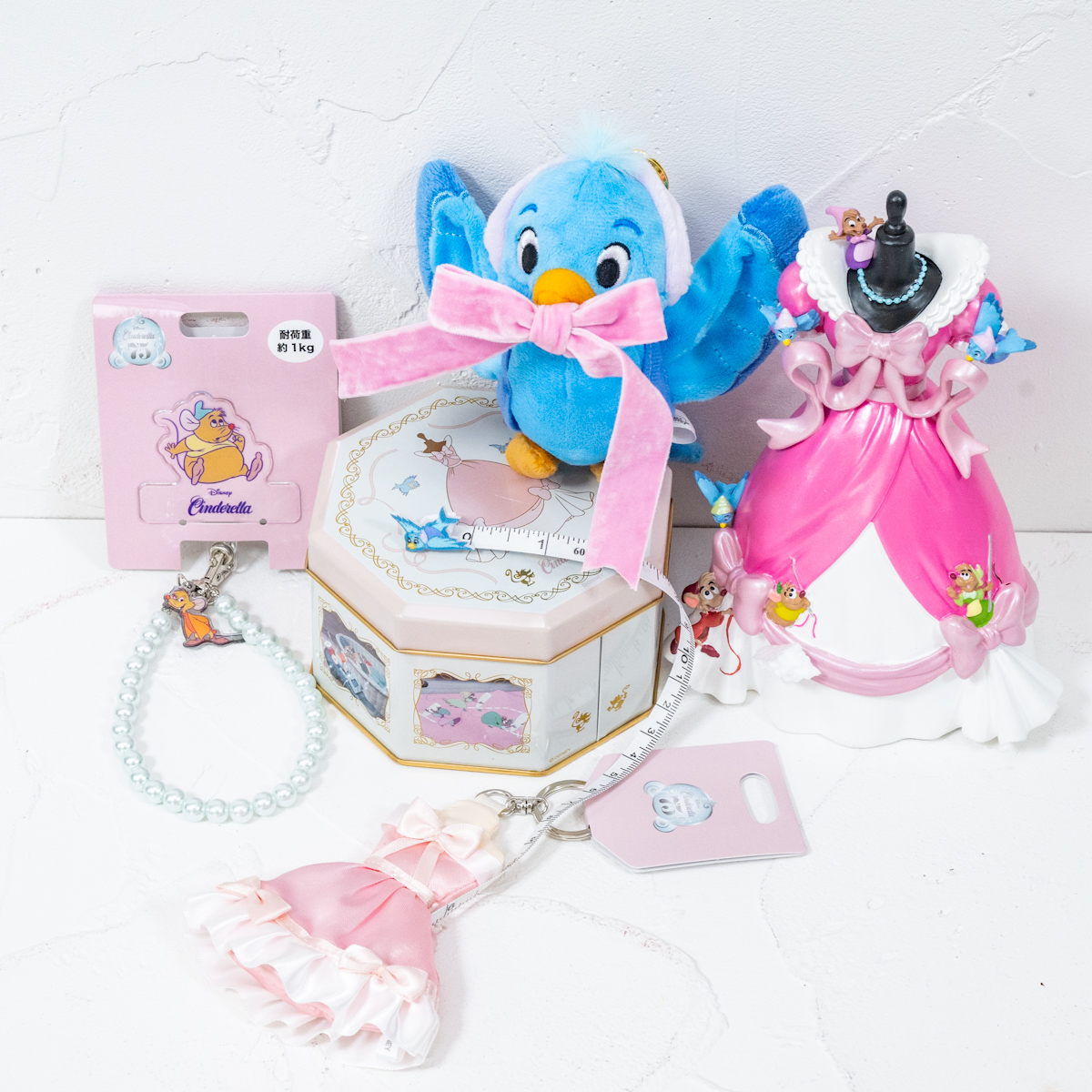 青い鳥やネズミたちがドレスをリメイクするシーンがモチーフ