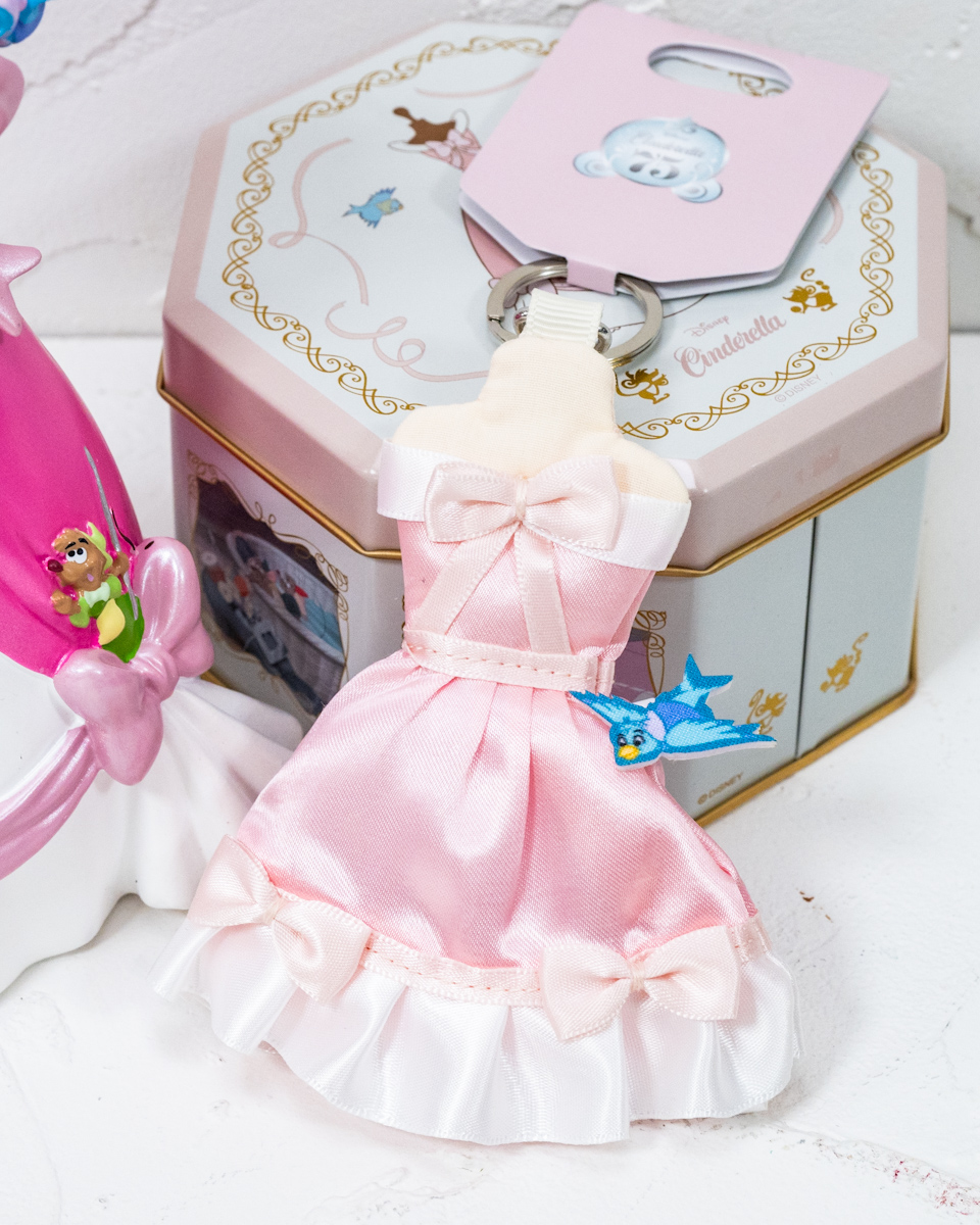 青い鳥やネズミたちがドレスをリメイクするシーンがモチーフ