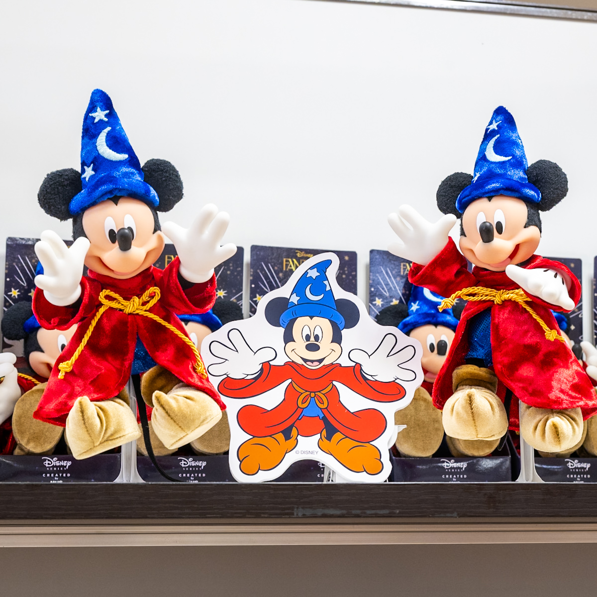 ディズニーキャラクターたちのグッズが一堂に会する夏休みイベント