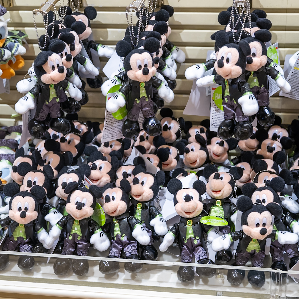 蛍光グリーンの衣装を着たミッキー＆フレンズ！東京ディズニーリゾート