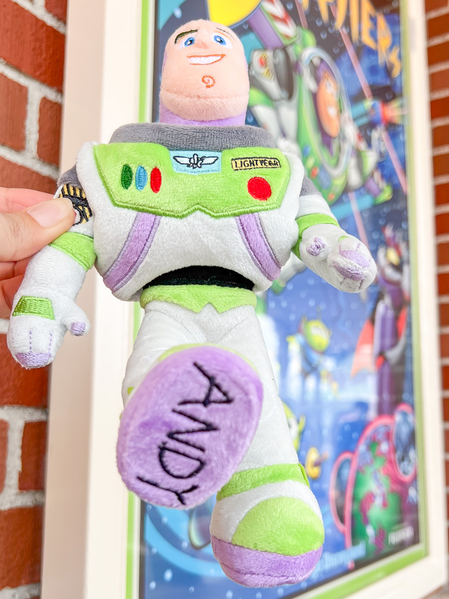 バズ・ライトイヤーの“ぬい撮り”ぬいぐるみ！東京ディズニーリゾート