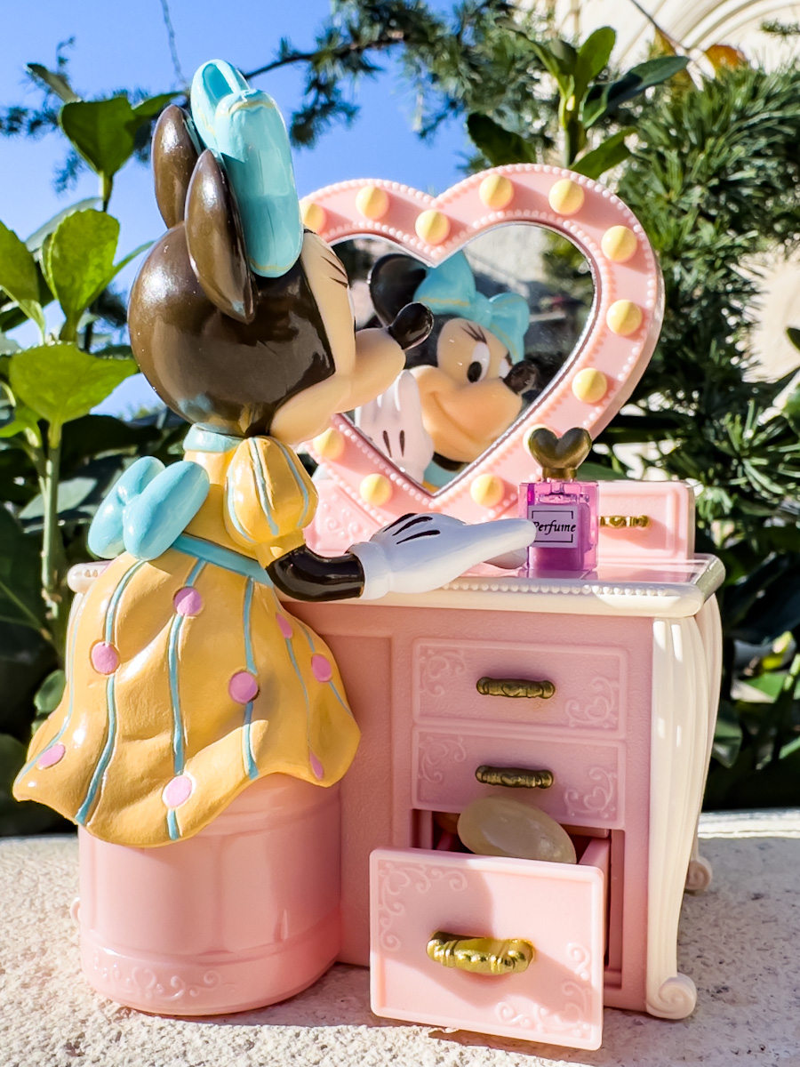 メイクするミニーマウスがかわいい！東京ディズニーリゾート ミニ