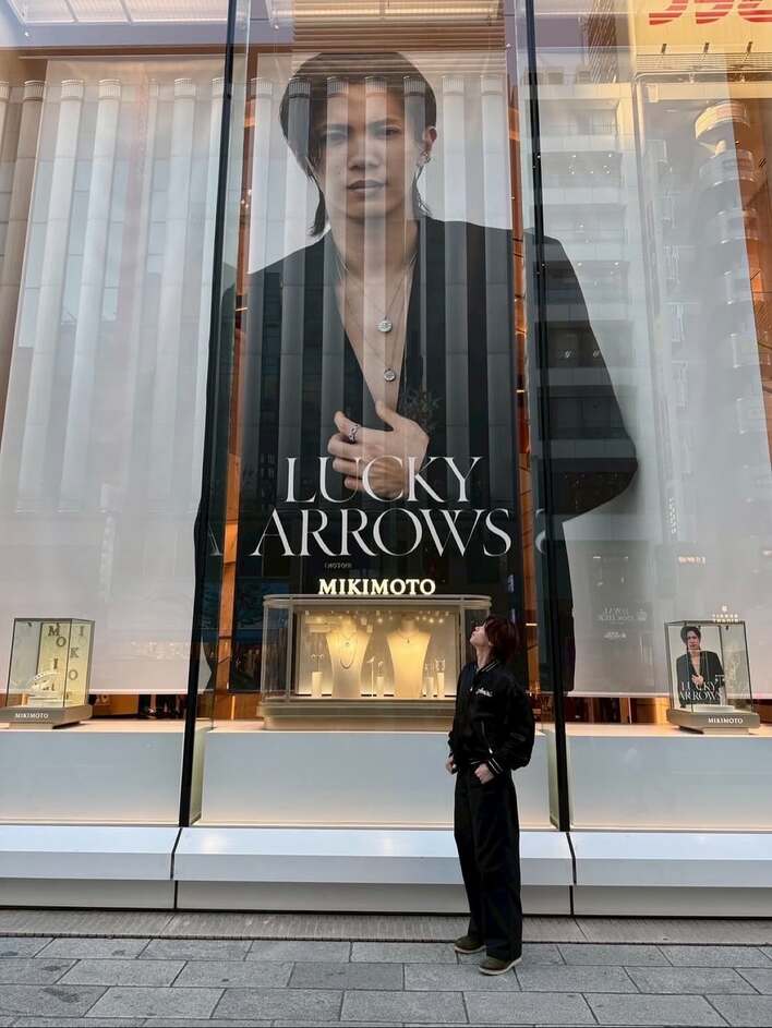 神宮寺勇太 「大きな神宮寺」との2ショットを披露！変装なしで街に降臨