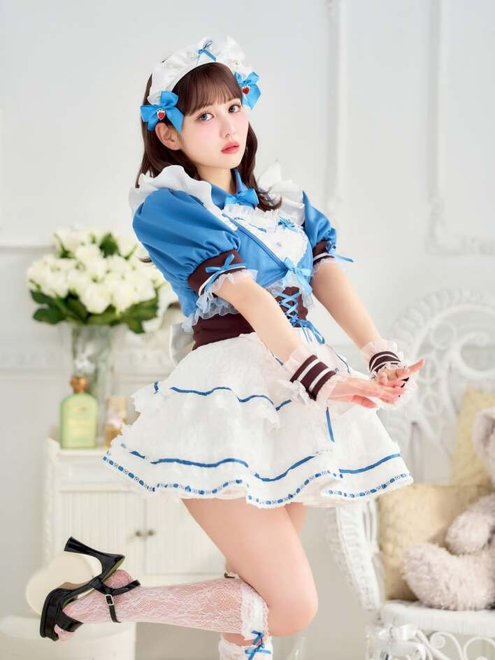 破壊力ありすぎ」佐藤ノア“絶対領域”あらわなミニスカメイド風ショット