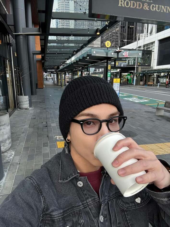 眼福！」岩田剛典 絶景バックの“爆イケ”自撮りショットを大放出