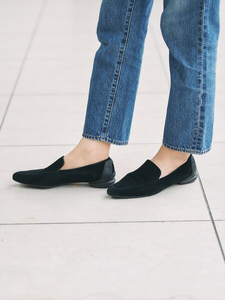 編集部でも大人気な「SHISEI」からスウェード素材のローファーが登場
