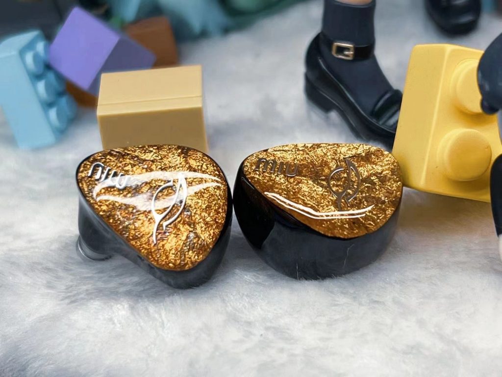 See audio MIU - ミミソラ