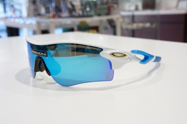 オークリーのレーダーロックと横浜ベイスターズの球団コラボレーション