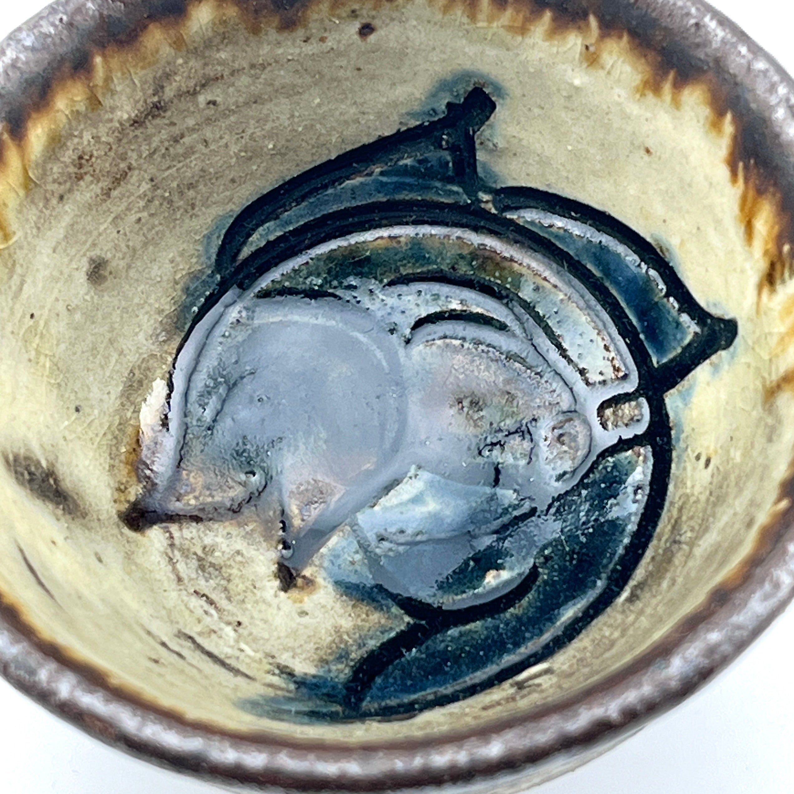 壺屋焼 人間国宝 金城次郎作 魚文ぐい呑 （笑う魚） – 生活民芸 なかむた