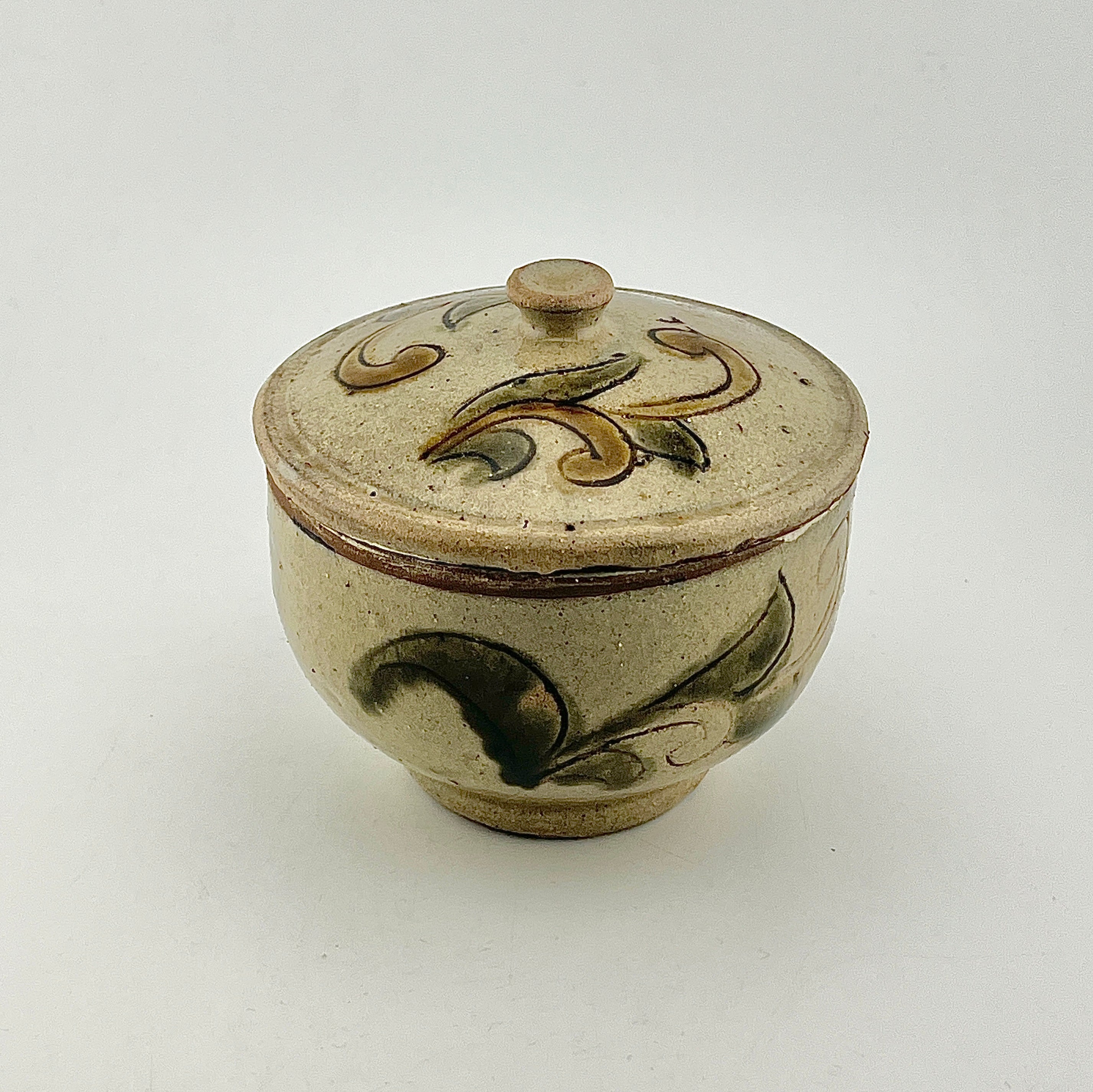 壺屋焼 人間国宝 金城次郎作 飴色唐草蓋物 – 生活民芸 なかむた