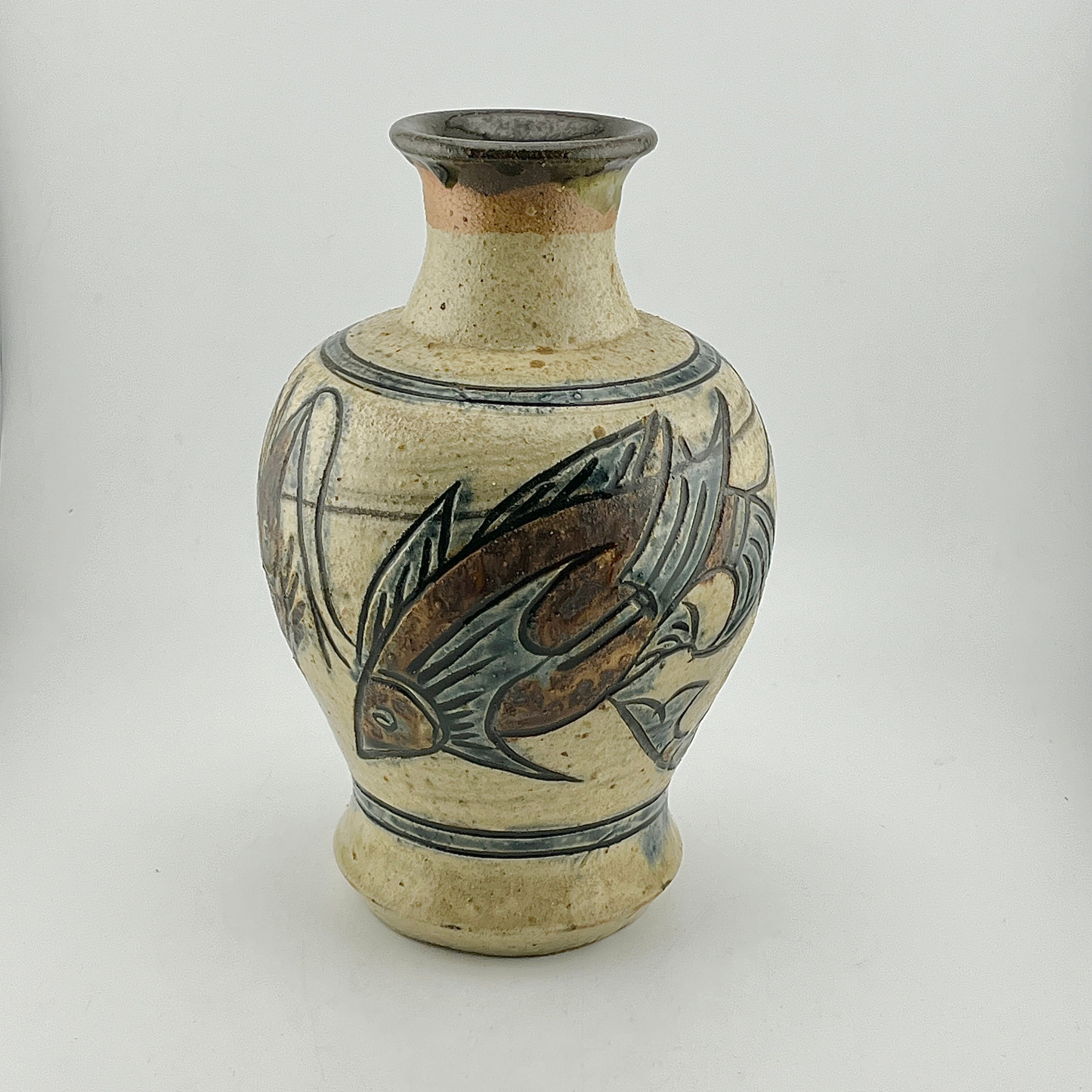 壺屋焼 人間国宝 金城次郎作 海老魚紋花瓶 – 生活民芸 なかむた