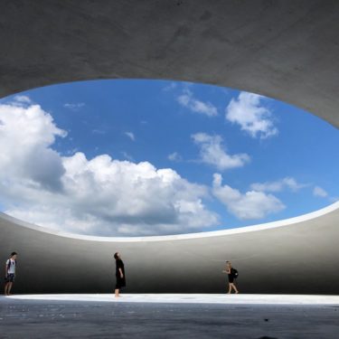 豊島美術館は内藤礼と西沢立衛の才能が溢れる水滴がテーマの美術館