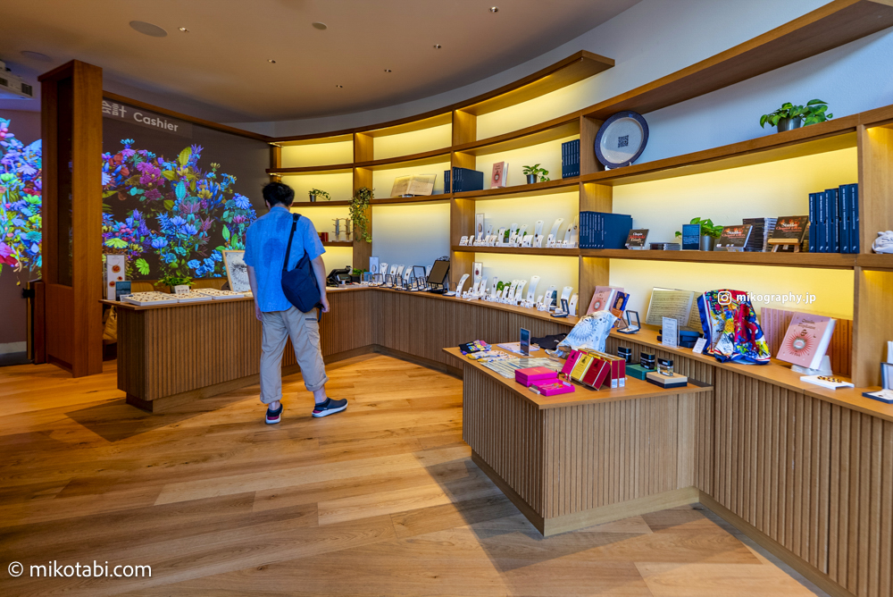 ポーランドパビリオン【関西万博】体験レビュー｜自分だけの“花”を描く