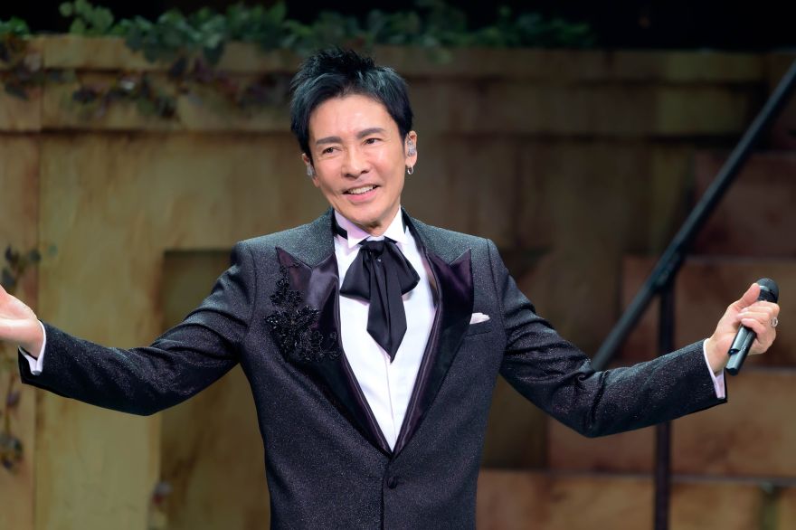 極上の歌と演奏とパフォーマンスが融合した、壮麗な