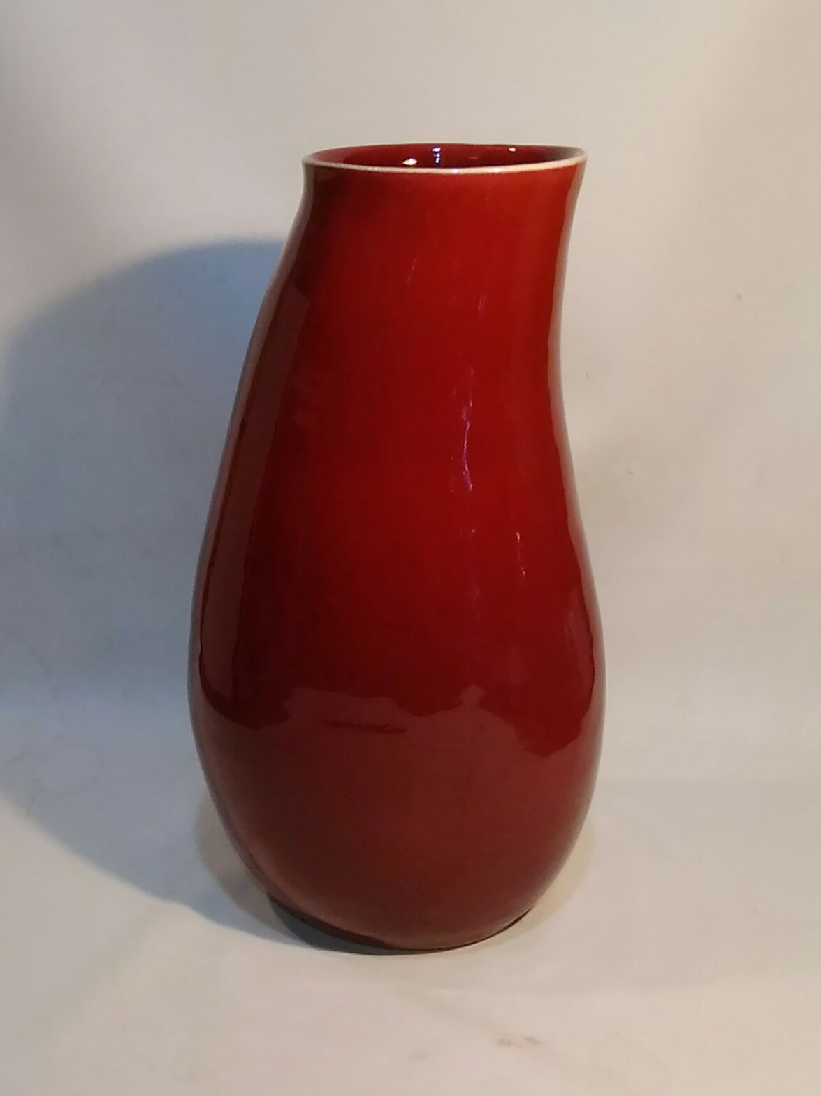 辰砂釉という赤い釉薬をかけた手びねり壺です。 | 三池焼ホームページ