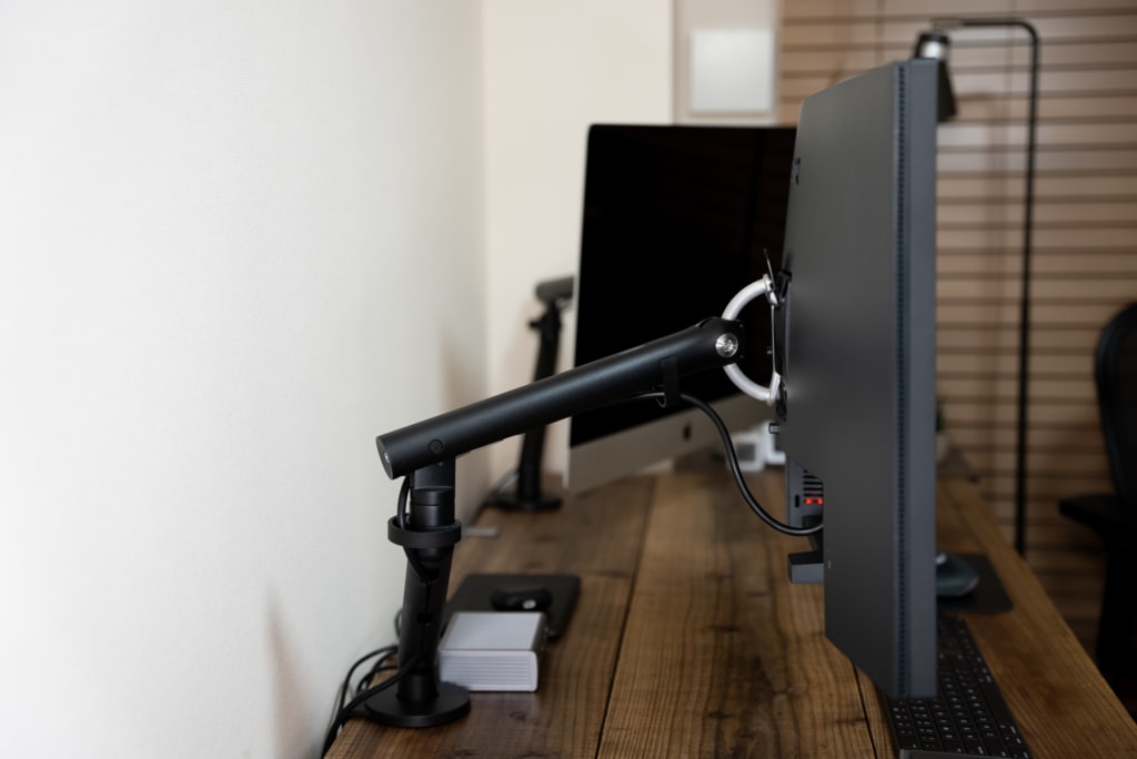 Flo モニターアームレビュー：機能的で美しすぎるハーマンミラー（CBS