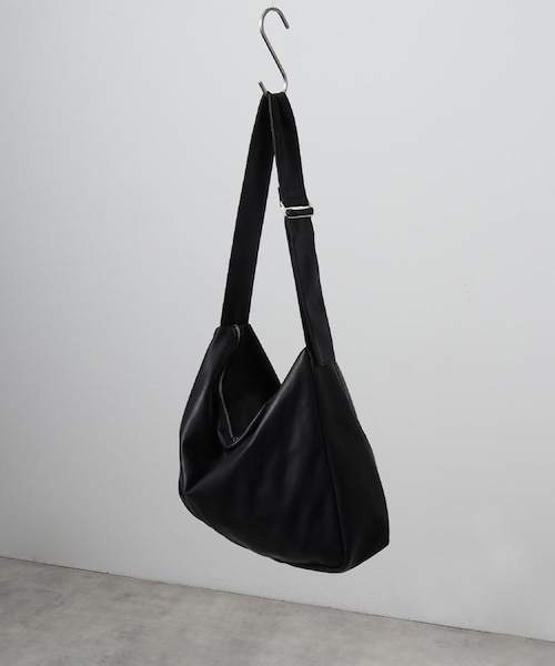 ルーズビッグショルダーバッグ／たすき掛け／ビッグ／A4サイズ収納可能