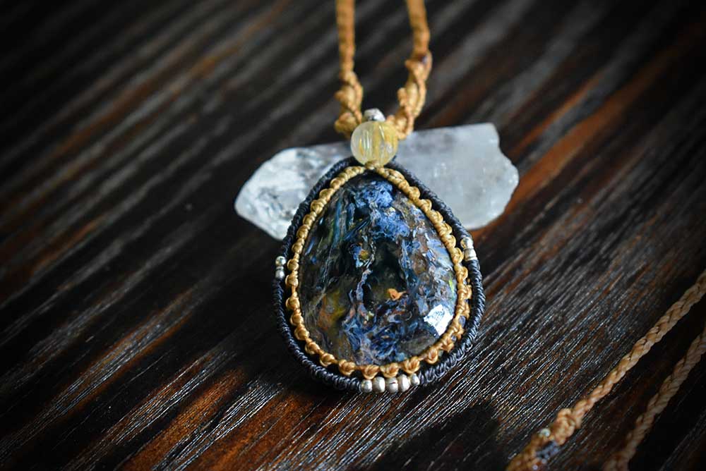 宇宙の神秘を秘めたピーターサイトのマクラメペンダント | Miuzu Kikui