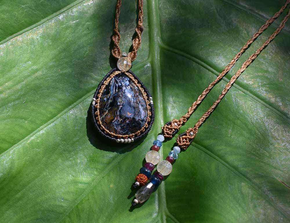 宇宙の神秘を秘めたピーターサイトのマクラメペンダント | Miuzu Kikui