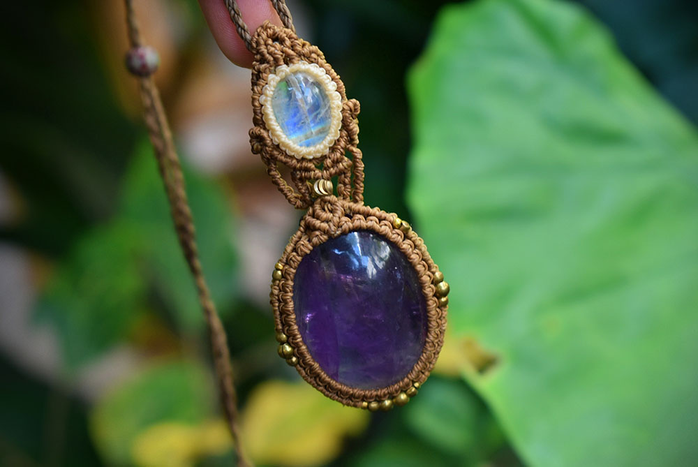 大粒・良質アメジストとレインボームーンストーンのマクラメペンダント