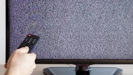 テレビが壊れた時の対処法を症状別に紹介！寿命は何年？買い換えた方が