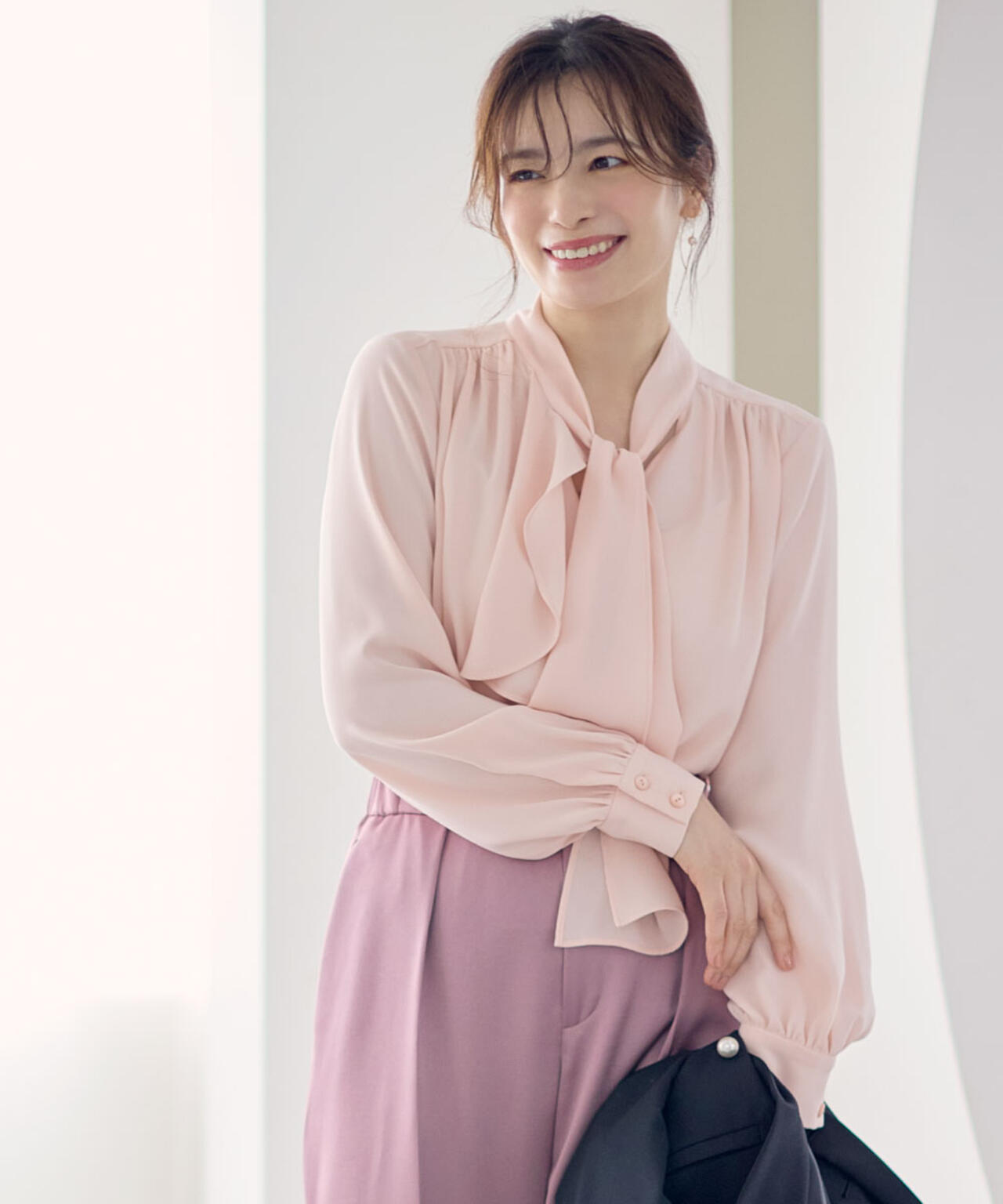 WEB/店舗限定カラー］ラッフルアクセントボウタイブラウス