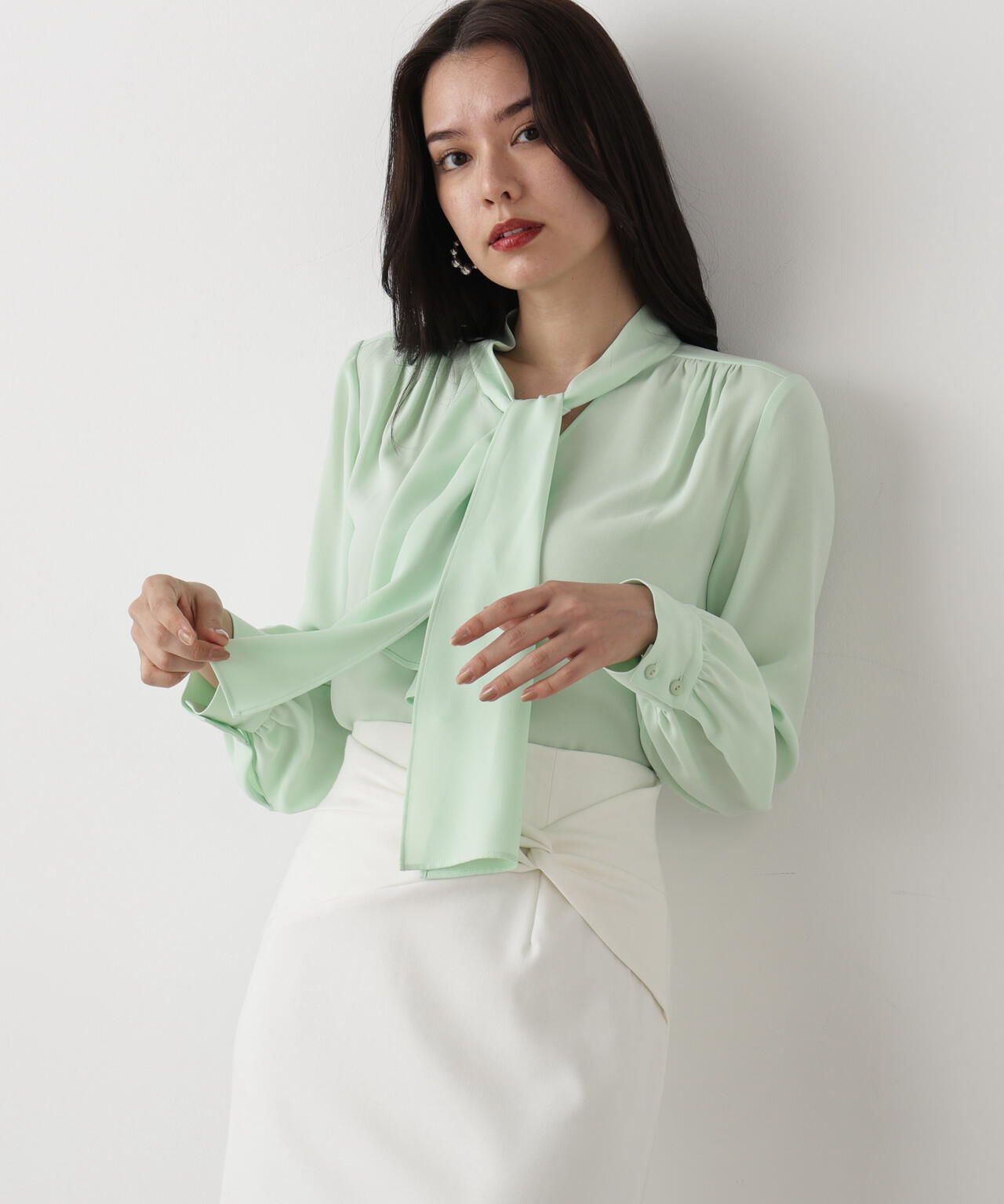 WEB/店舗限定カラー］ラッフルアクセントボウタイブラウス