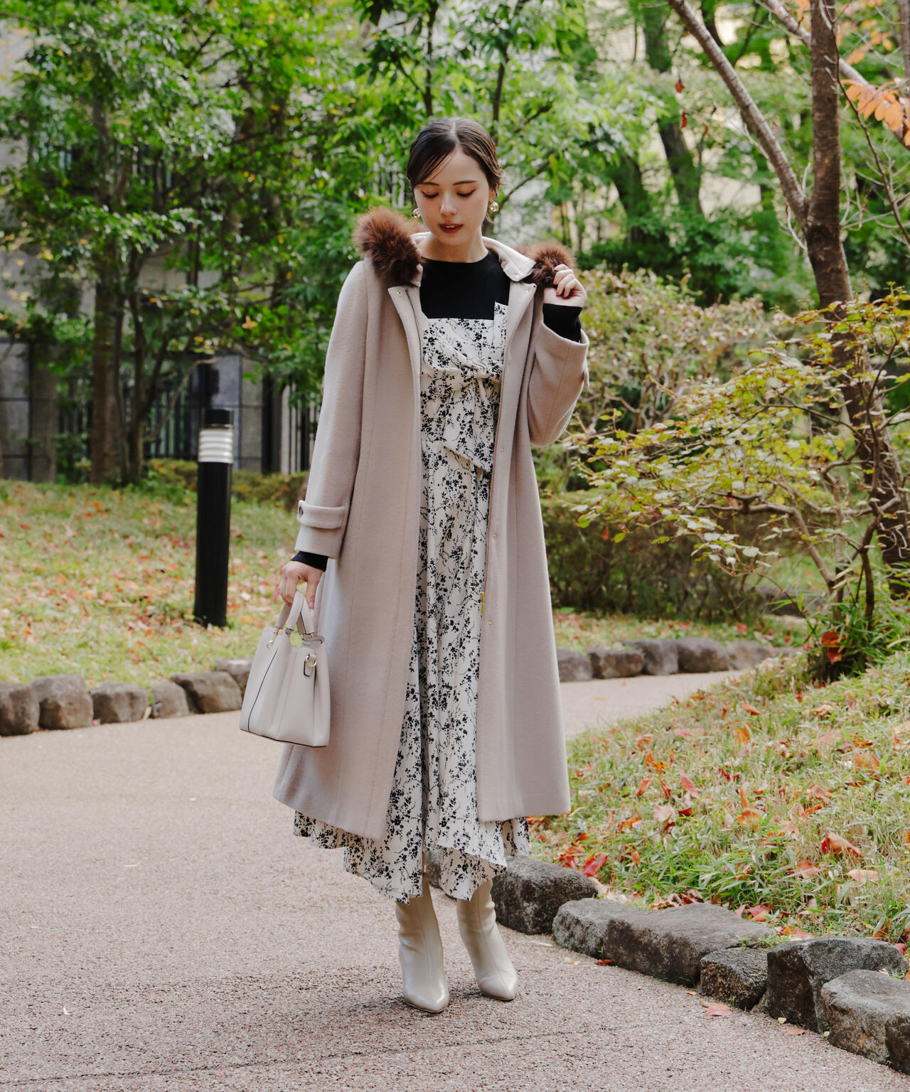 加藤栞さん着用】モッサフードフェイクファーロングコート