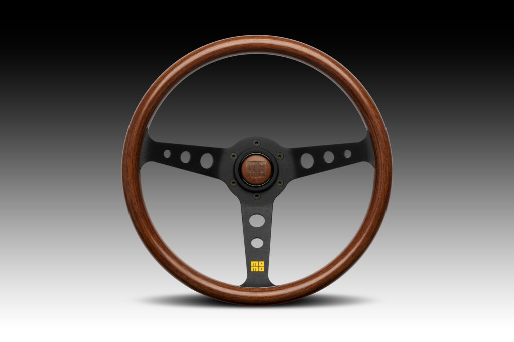 MOMOステアリング、ヘリテージライン、MOMOホーンボタン、MOD.07