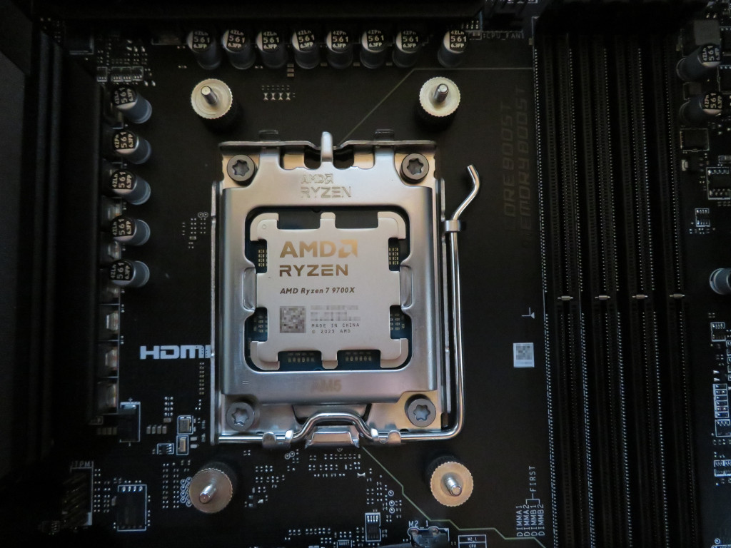 AMD Ryzen 7 9700Xでパソコンを組み立てました – 徒然なるままに
