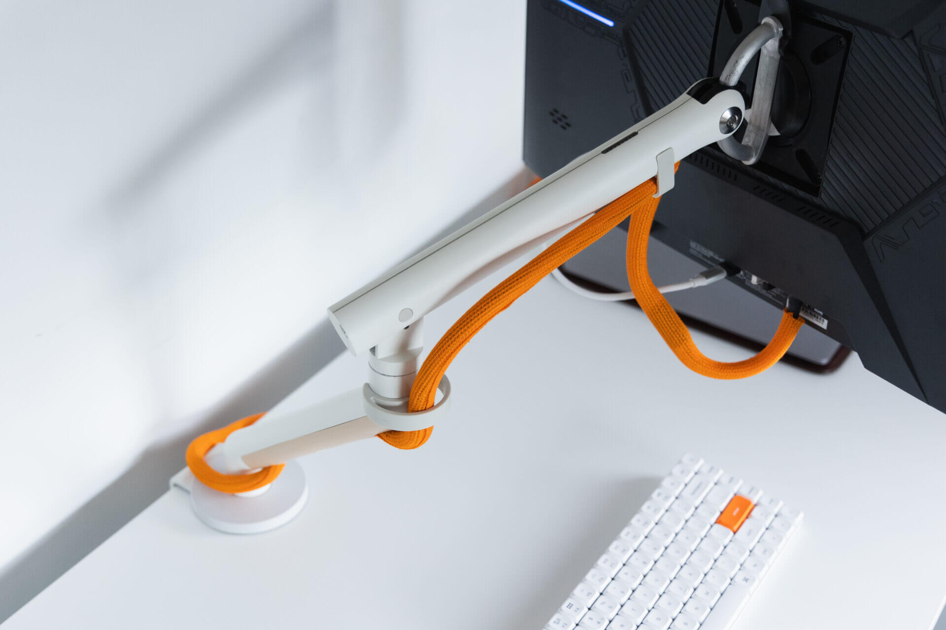 ハーマンミラーのミニマルなモニターアーム「Flo」 | signature