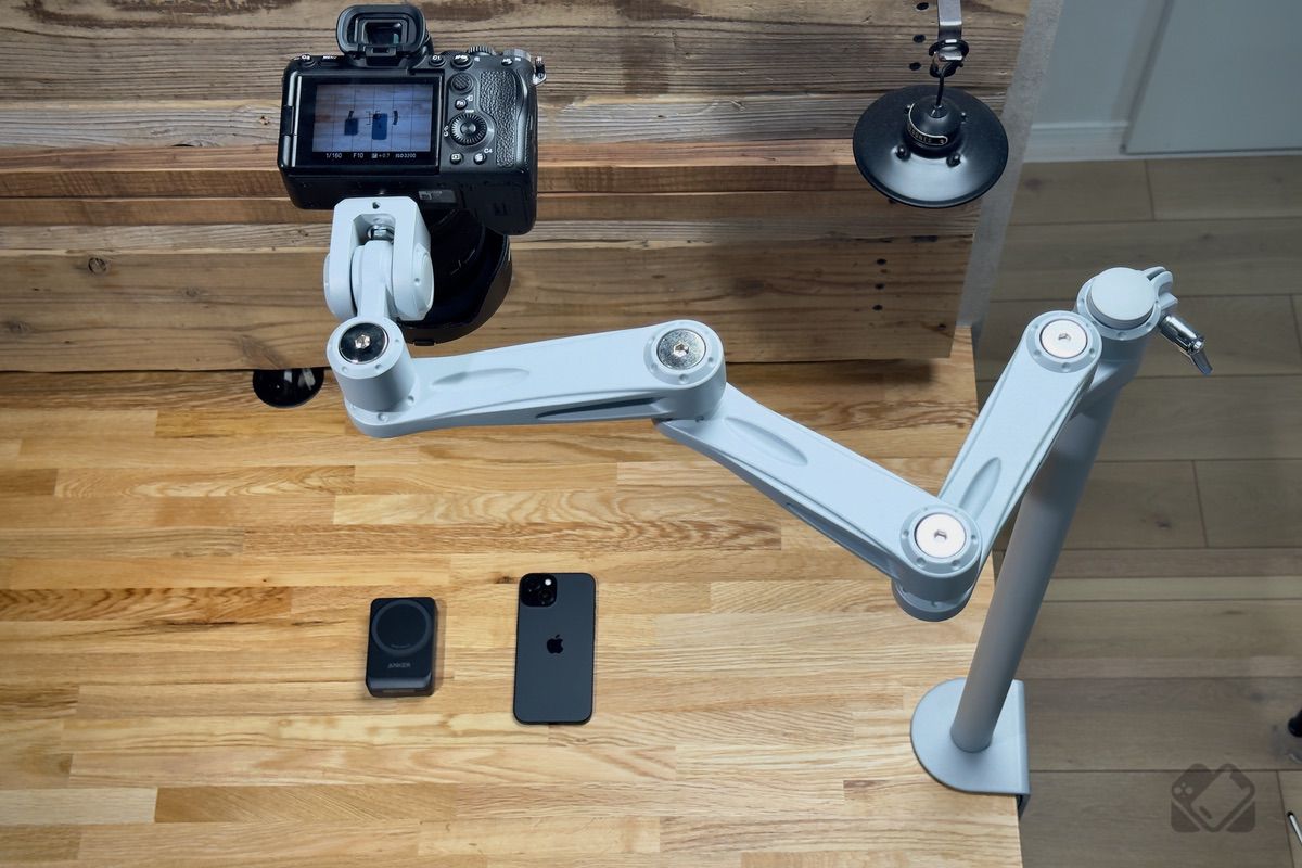 LINDY製のカメラ俯瞰撮影用アームとモニターアームでデスク環境を整え