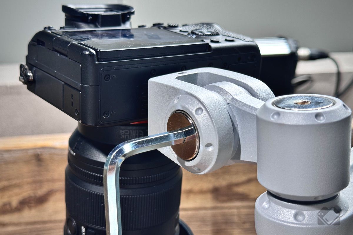 LINDY製のカメラ俯瞰撮影用アームとモニターアームでデスク環境を整え