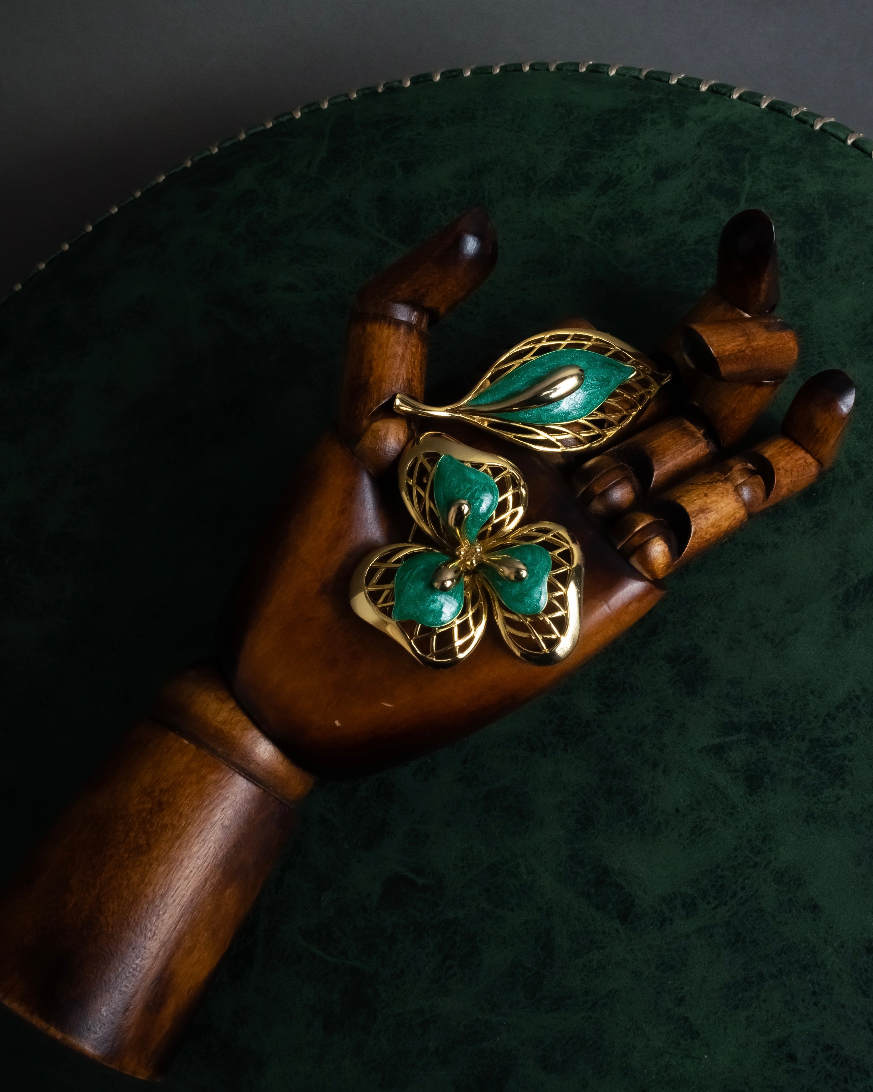 BALENCIAGA (バレンシアガ) - フラワー リーフ モチーフ ブローチ