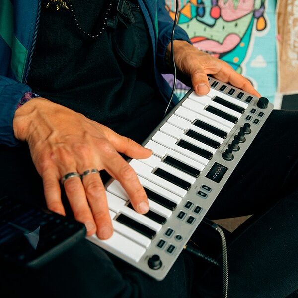 Xsynth｜超薄型25鍵シンセサイザーで実現する4-in-1モバイル音楽制作