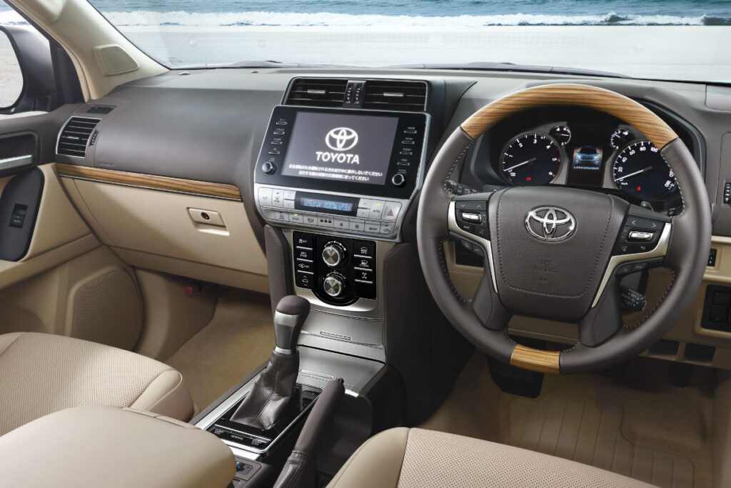 ランドクルーザー プラドのボディカラーは全9色！色ごとの特徴もご紹介