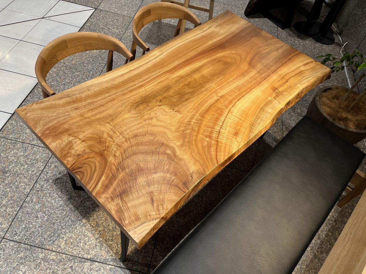 ダイニングテーブルは四角か、丸か？ | 一枚板テーブル、無垢材 天板の