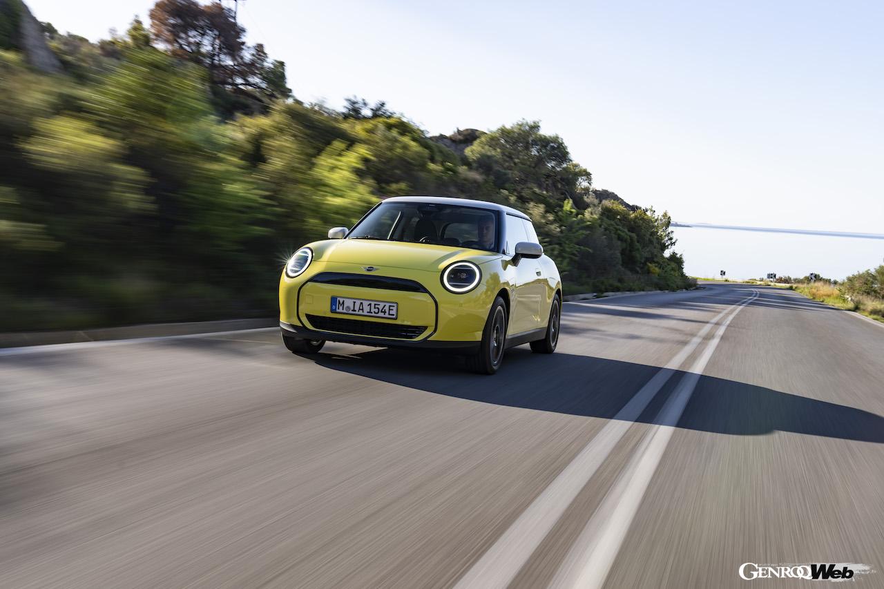 MINI クーパー E」でクラシックトリムを選んだらボディカラーはエーゲ