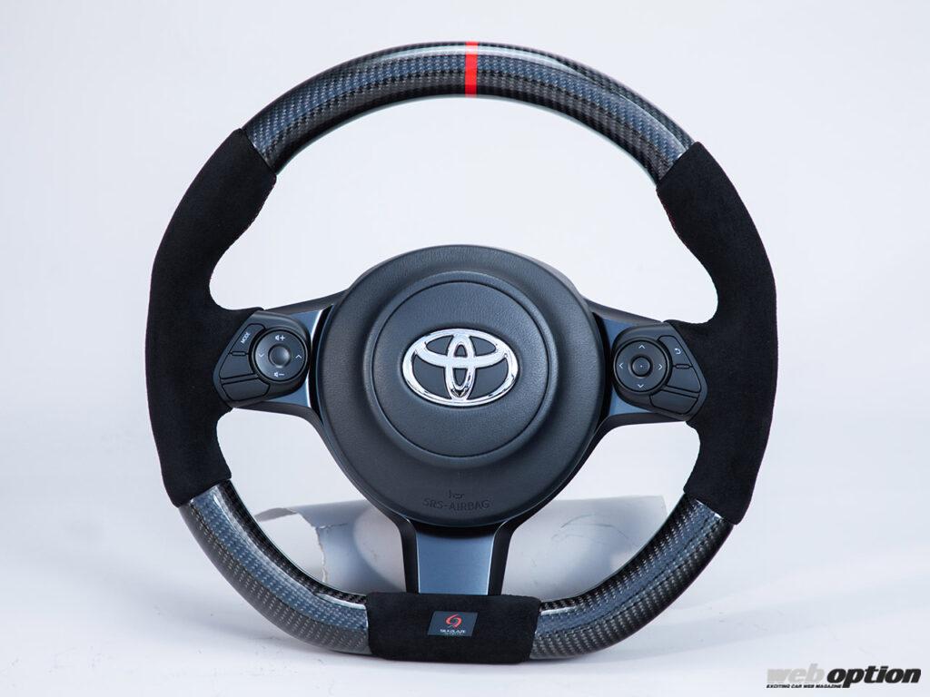 GR86専用の美麗ステアリングに注目！」スポーツ走行に最適なDシェイプ