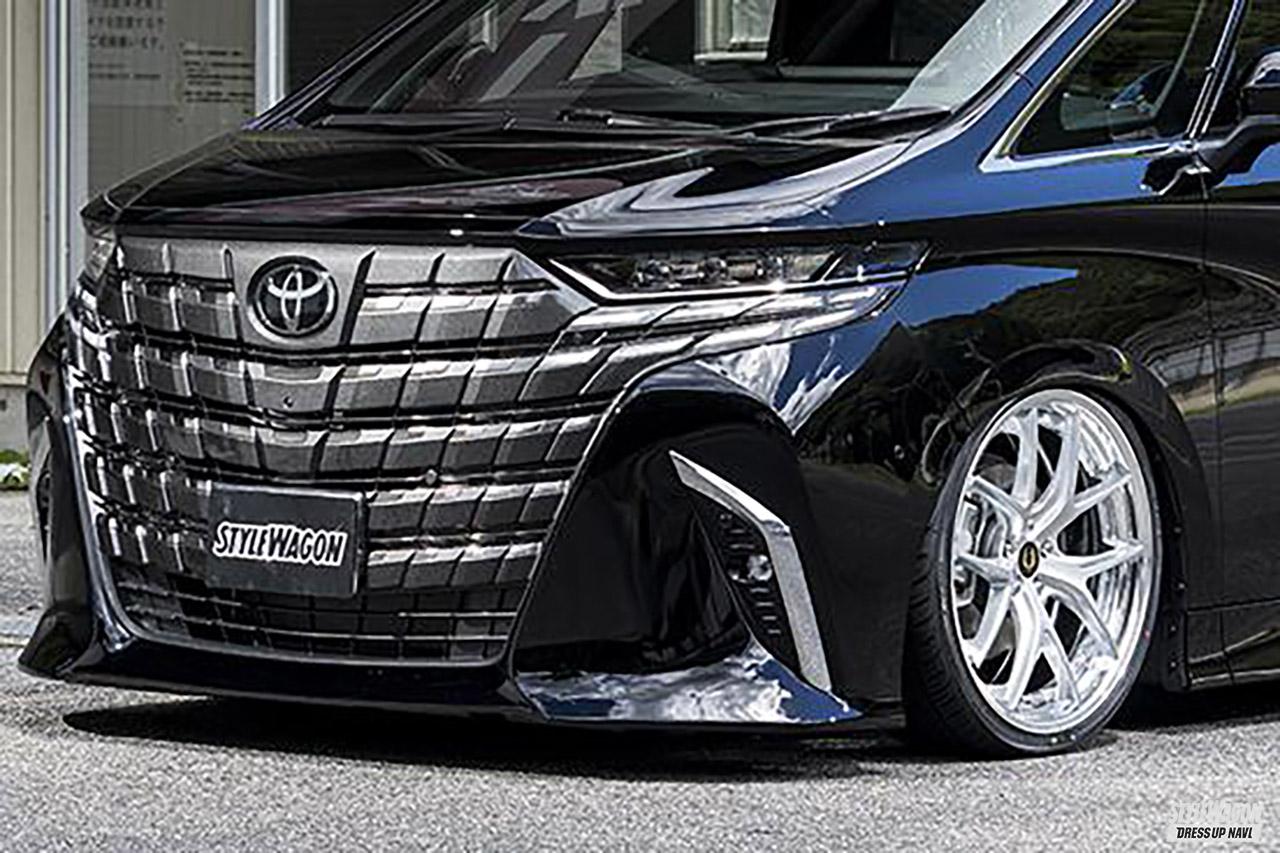 エアサスならね！ 新型アルヴェルに22インチ・ホイールもスマートに