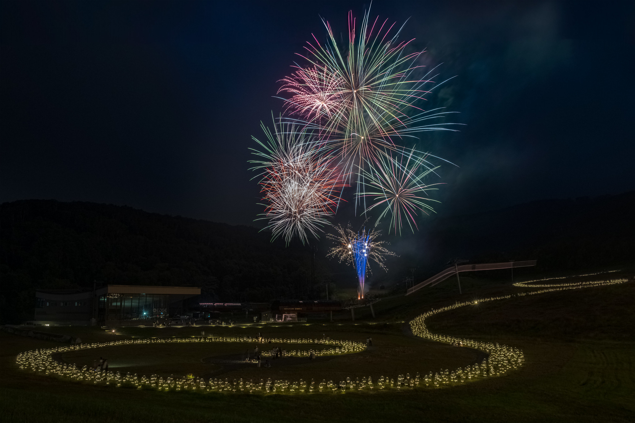 花火とアートの饗宴、HANAZONO夏花火 2024 | Mountain Lights | アート