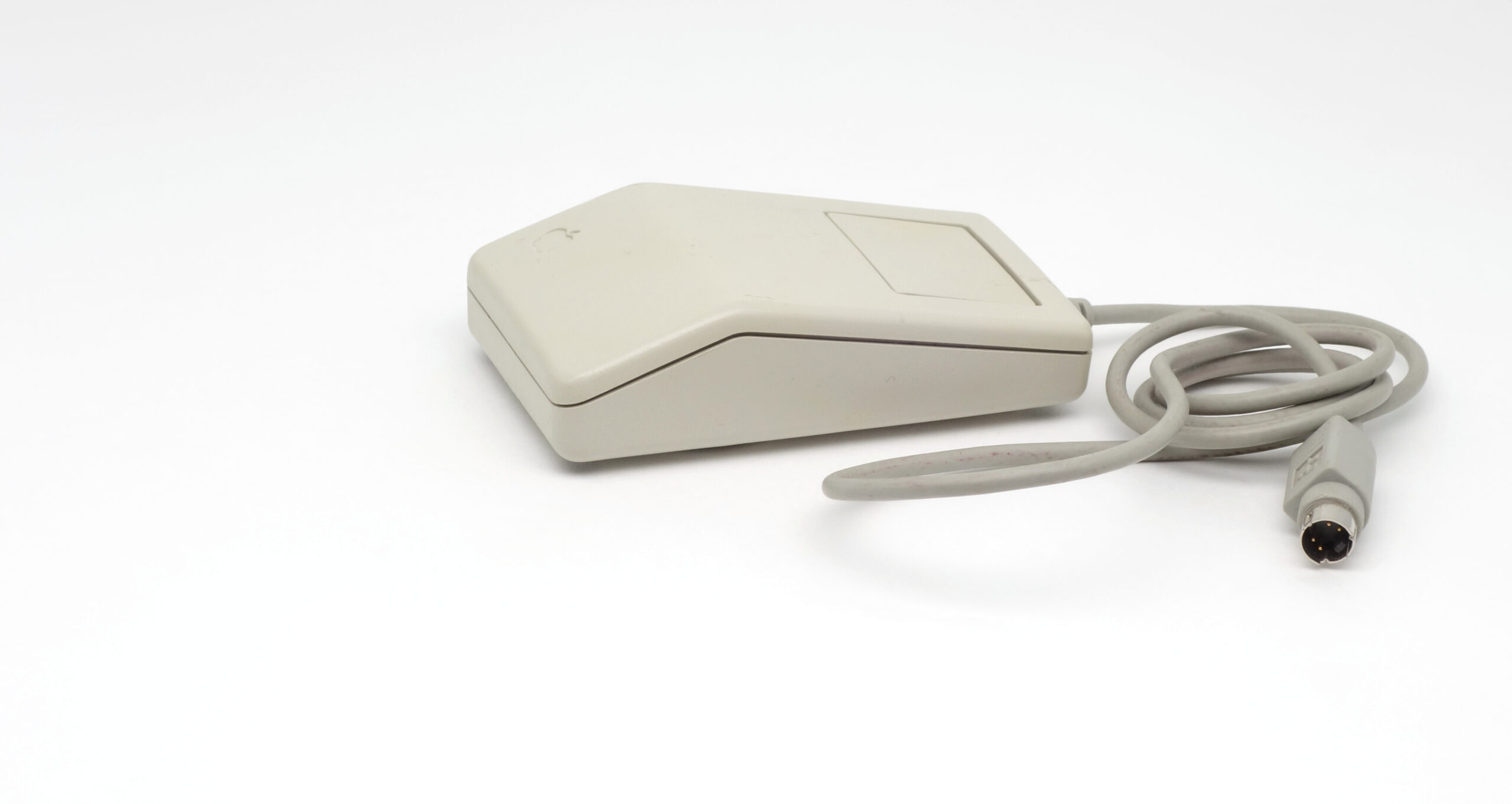 1986 – Apple Desktop Bus Mouse – Mouses