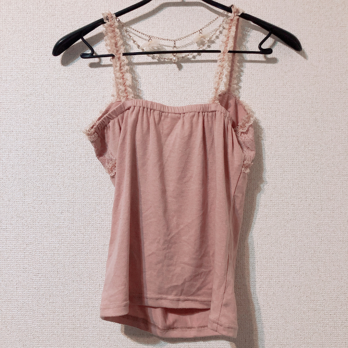 新品 タグ付き LIZLISA(リズリサ) 装飾付きピンクキャミソール - More