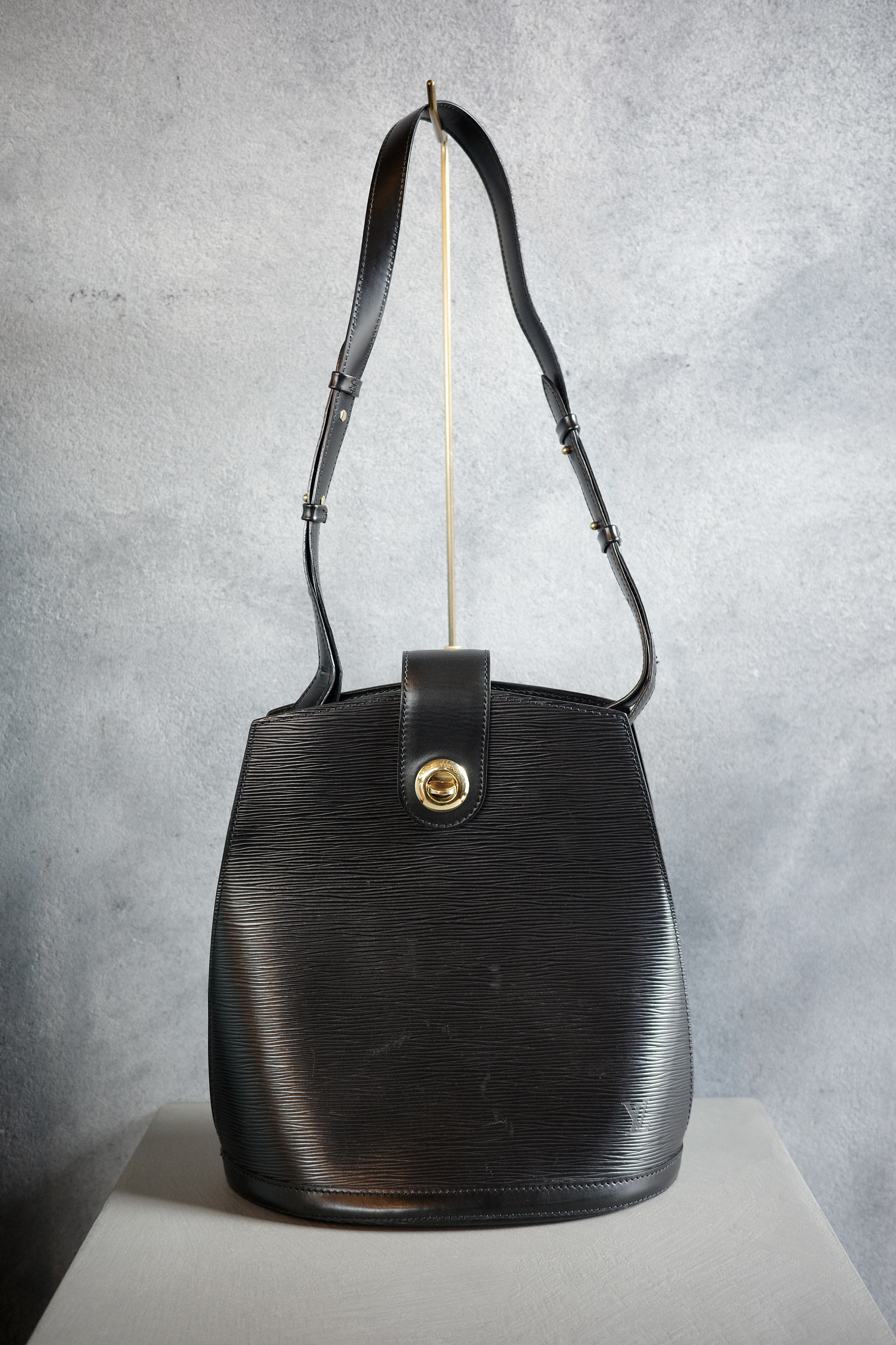 VINTAGE LOUIS VUITTON エピ “クリュニー” ショルダーバッグ - mozme