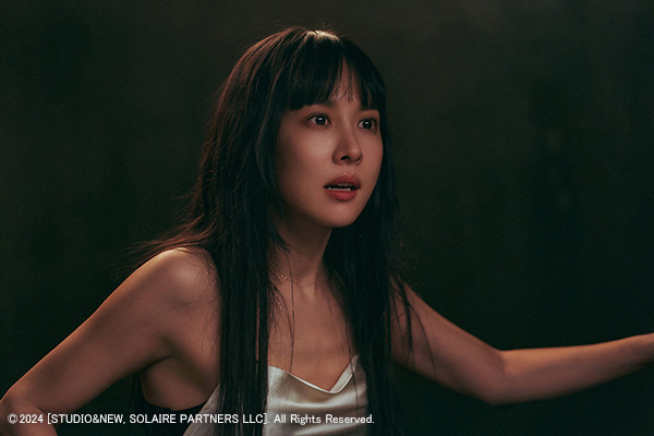 パラサイト 半地下の家族』で“覗かれていた”女優チョ・ヨジョン、今作