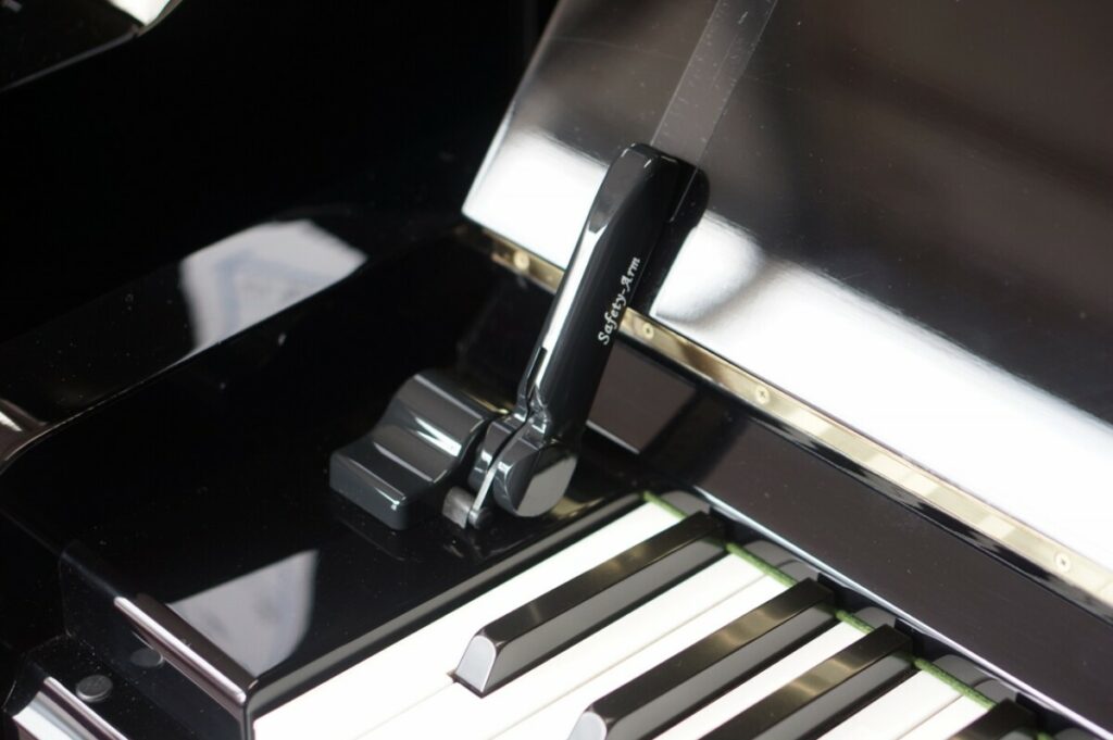 鍵盤蓋がゆっくりしまる】家族も安心セーフティーアームのご紹介