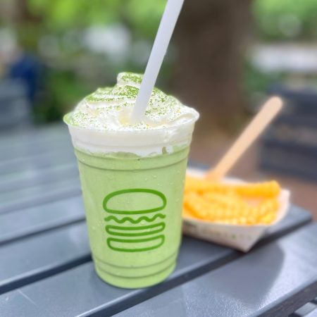 外苑前】期間限定で都内でも飲める！シェイク シャックの「宇治抹茶
