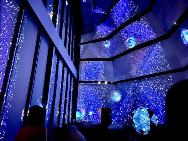 虎ノ門】ステージ上の音と光に飛び込む没入感！新感覚の音楽体験